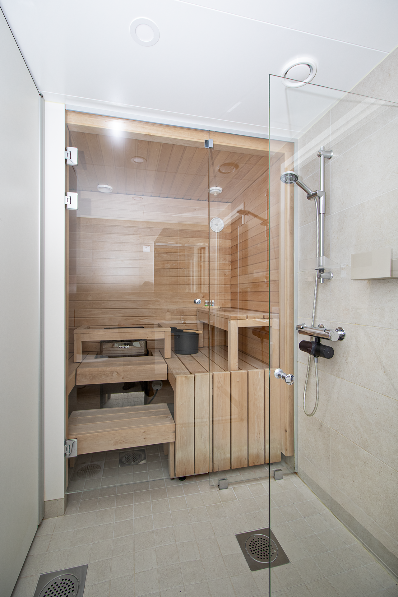 Tyylikkään vaalea pesuhuone ja sauna.