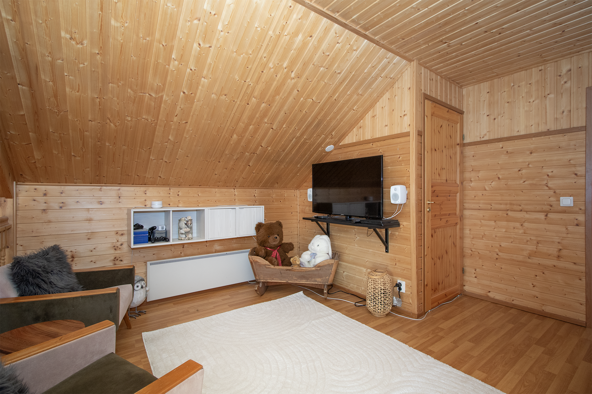 Yläkerran aula toimii vaikka "arkiolohuoneena.