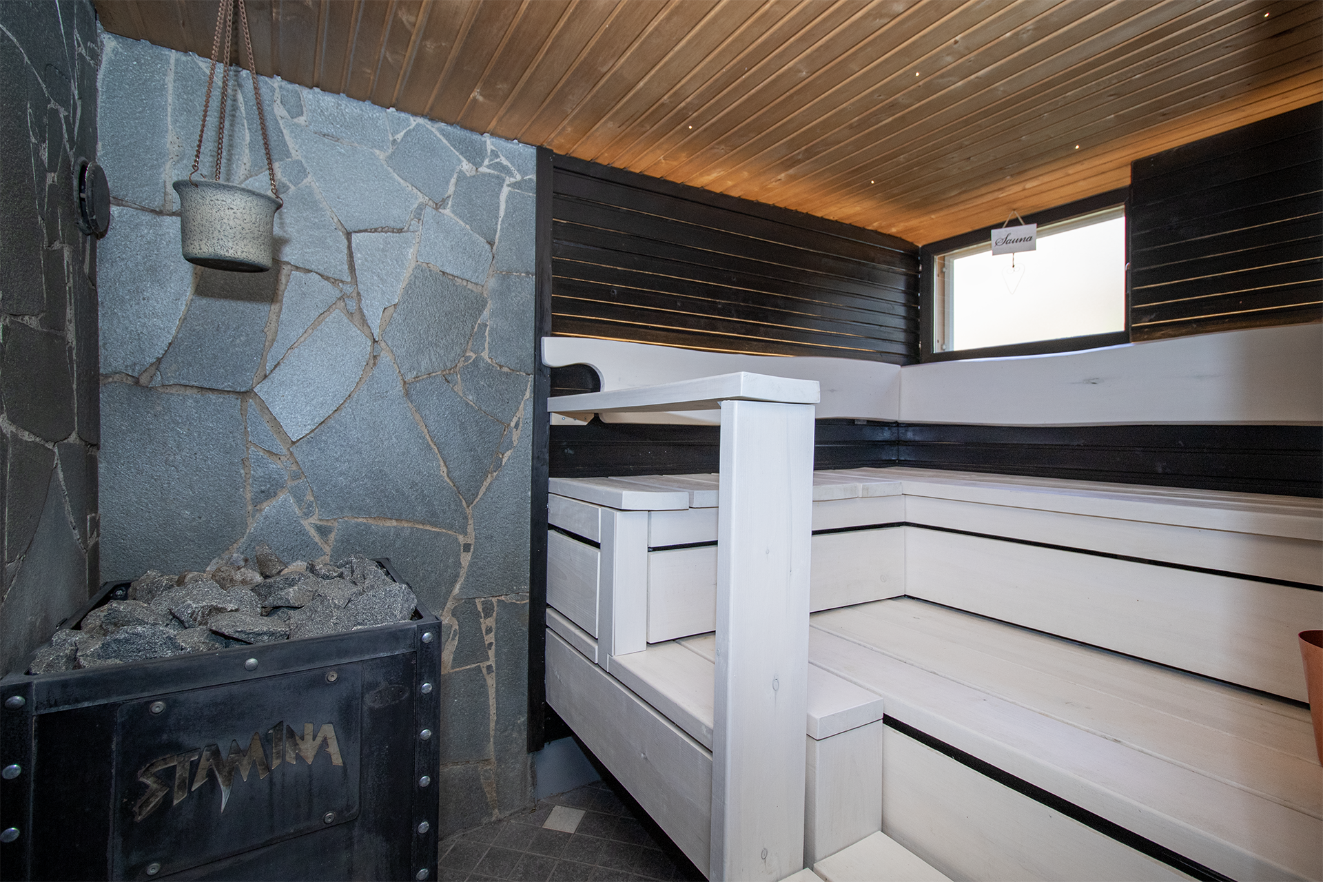 Saunassa kunnon puukiuas.