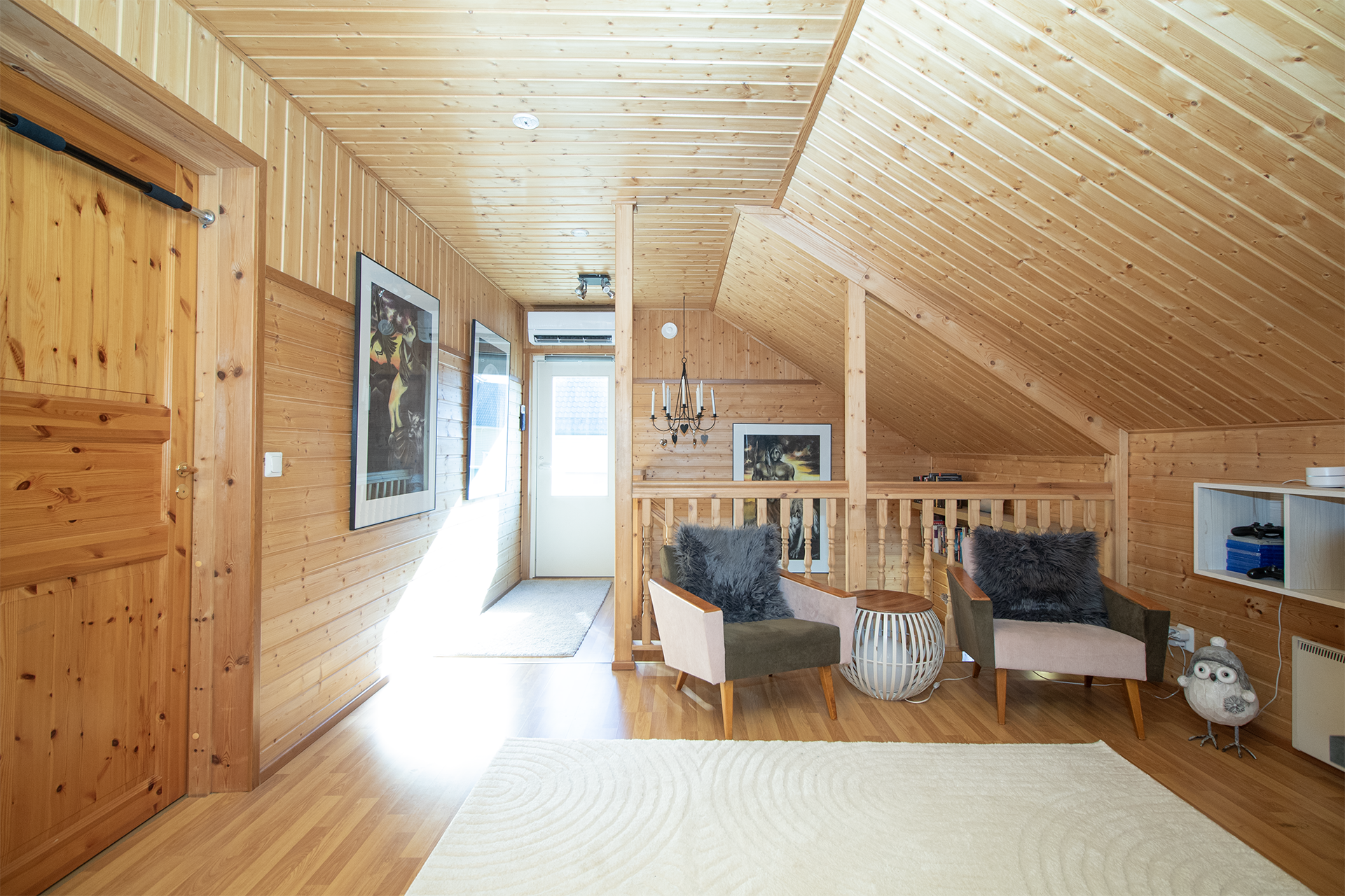 Yläkerrassa aulatila.