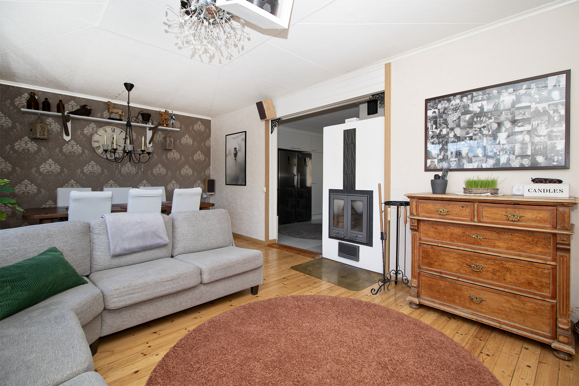 Olohuoneessa tunnelmaa ja tilan tuntua.