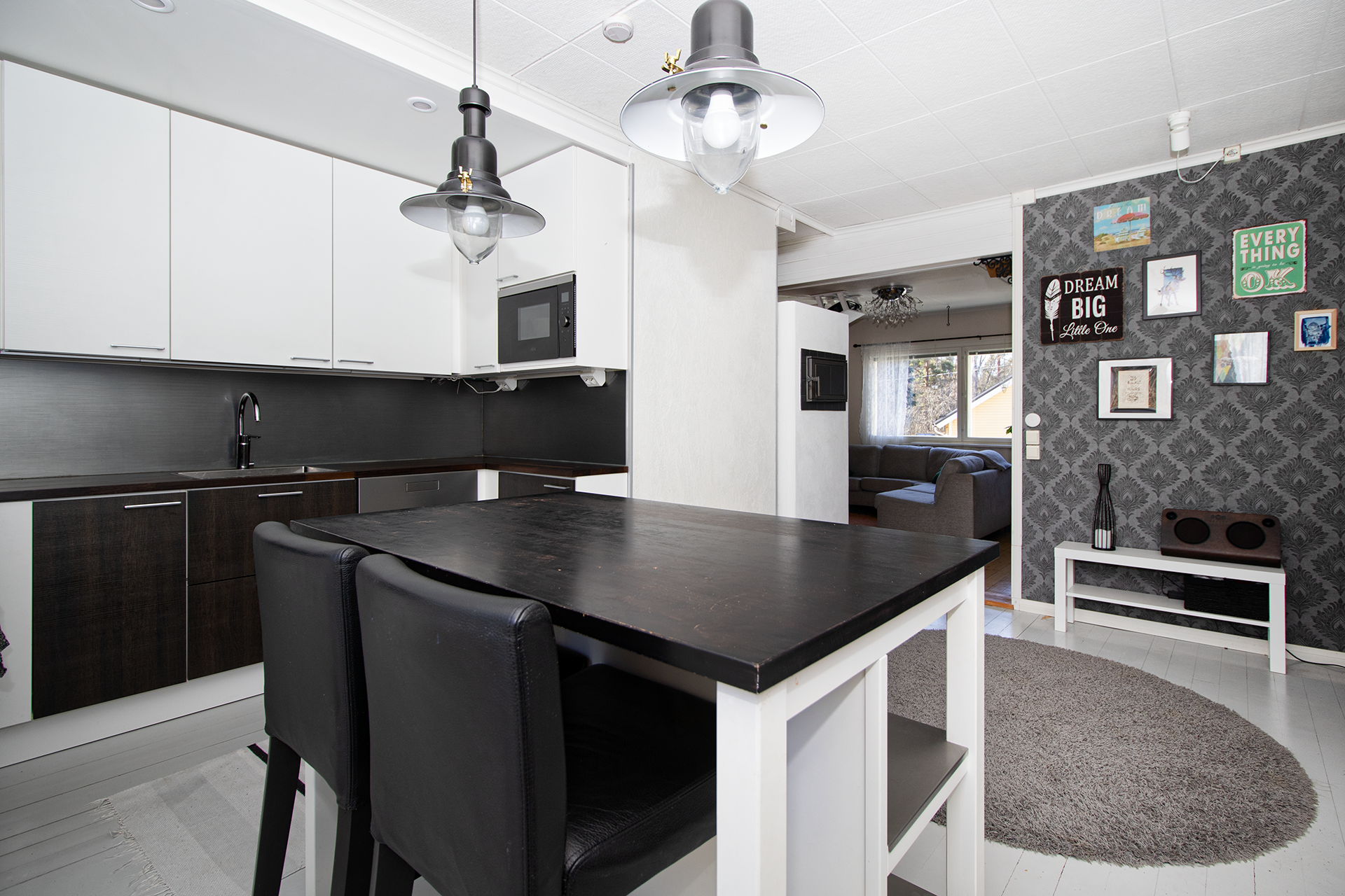 Keittiössä tilaa isommallekin perheelle.