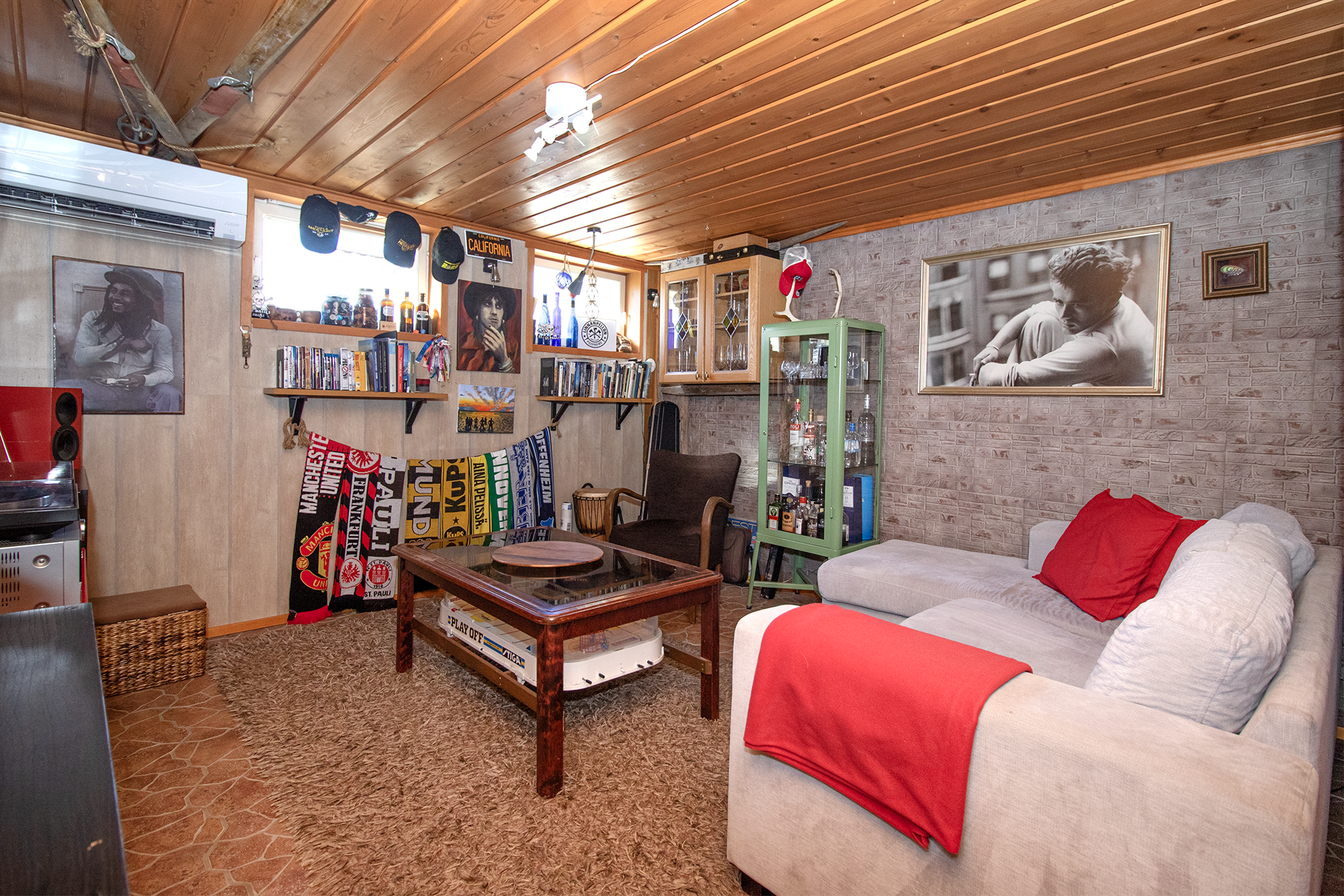 Saunaosaston kruunaa oleskelutila.