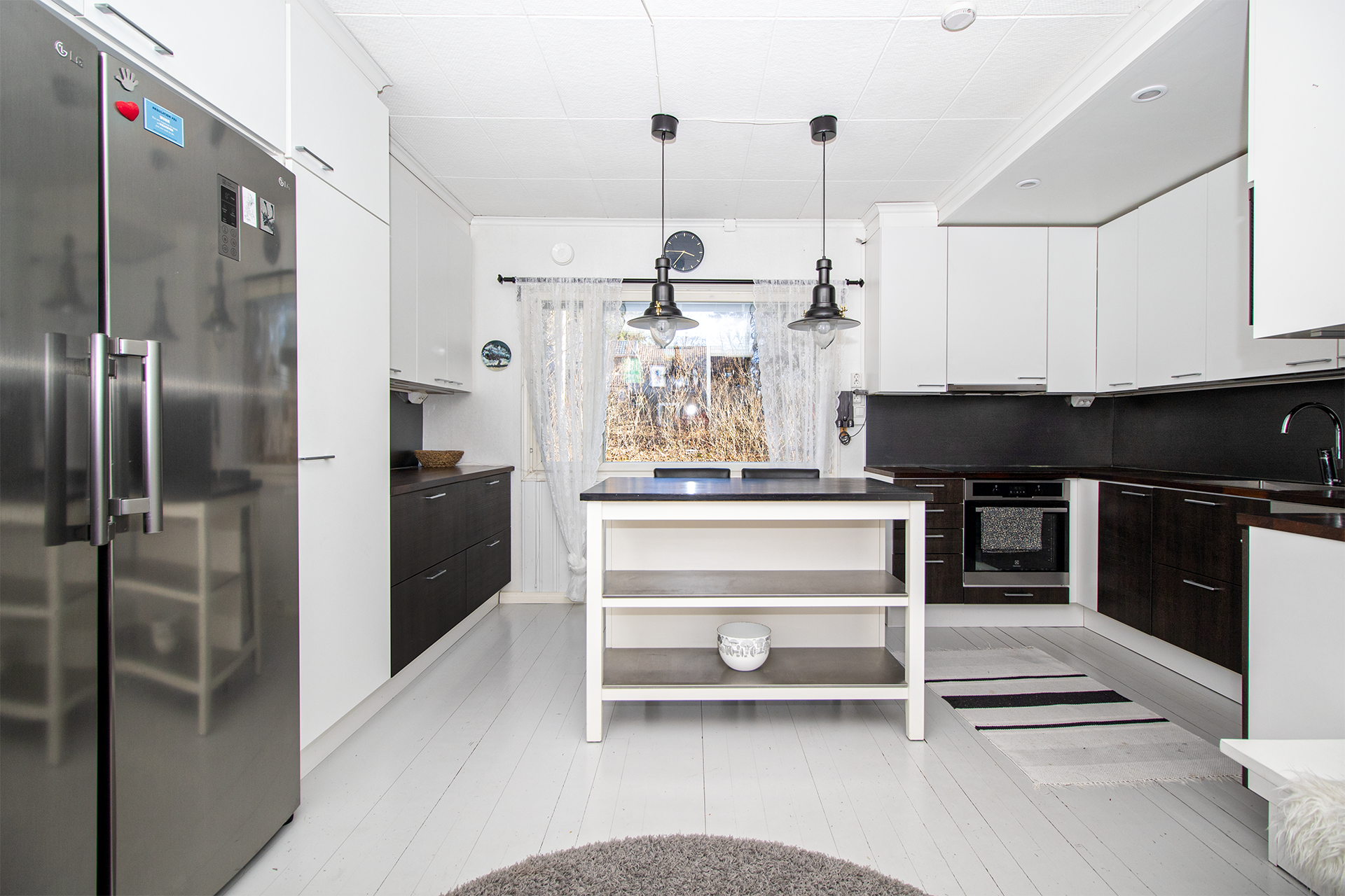 Kaapistoihin kätkeytyy mm. aamiaiskaappi 