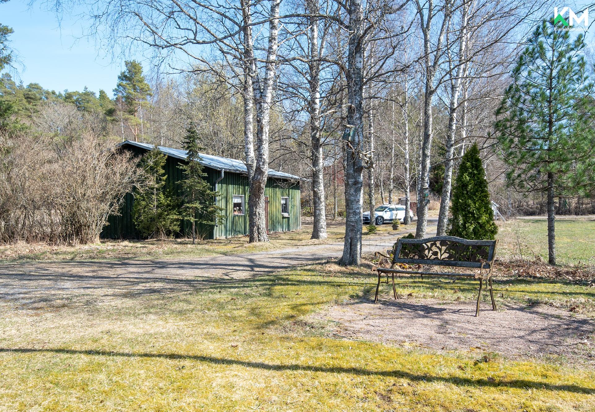 Etupihaa ja tallirakennus