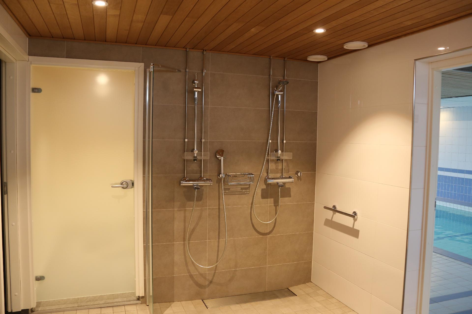 Pesutilat ja uima-allas pilkottaa