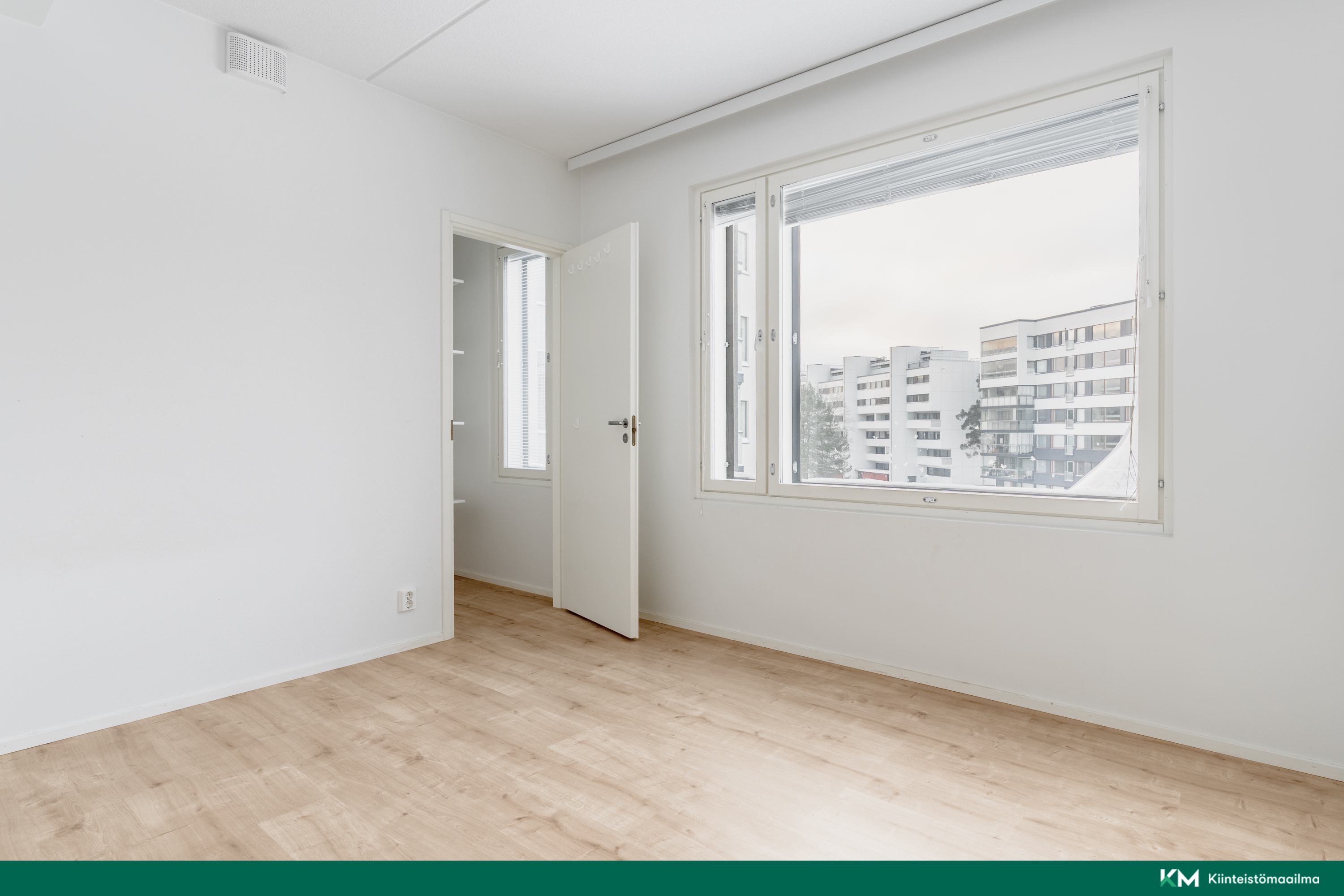 Makuuhuonessa on vaatehuone