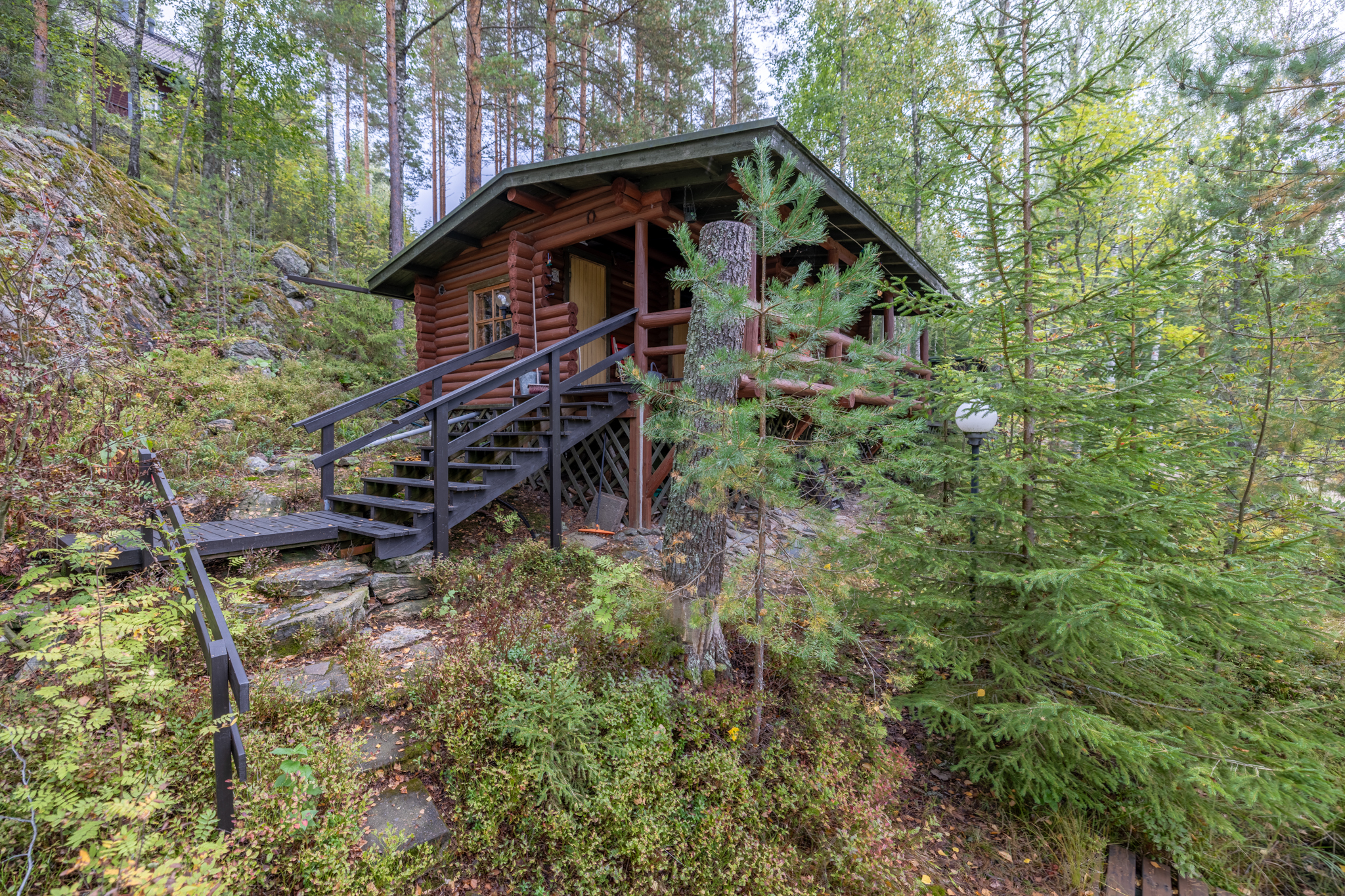 Saunamökki rannasta katsottuna