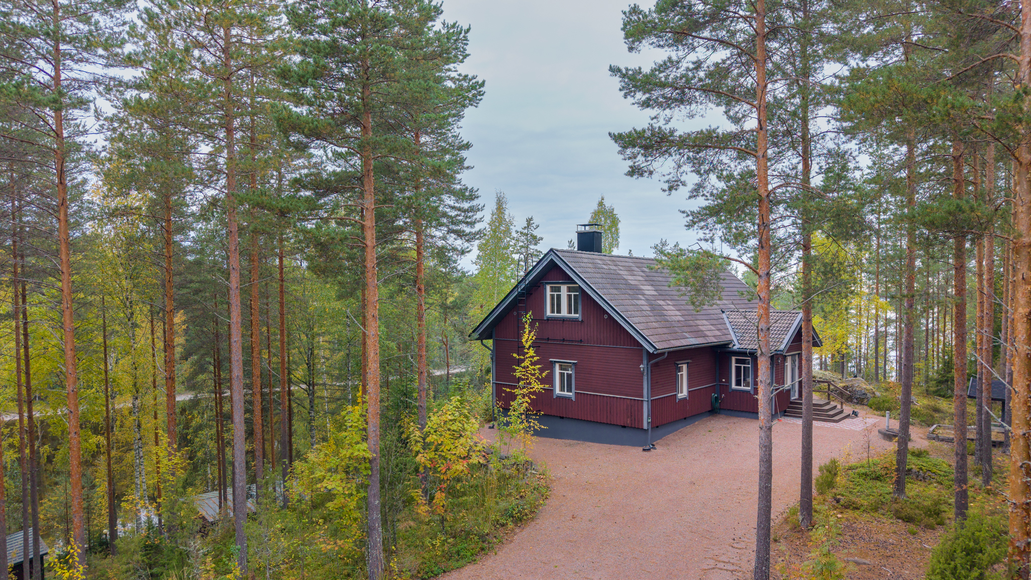 Uljas päärakennus sijaitsee mäen päällä.