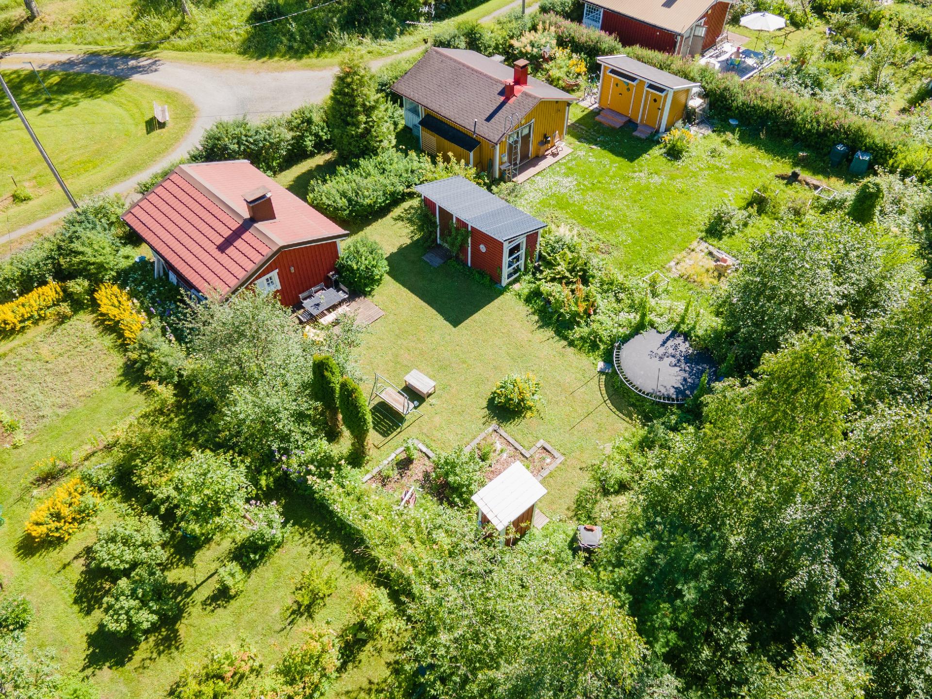 kuvassa keltainen mökki