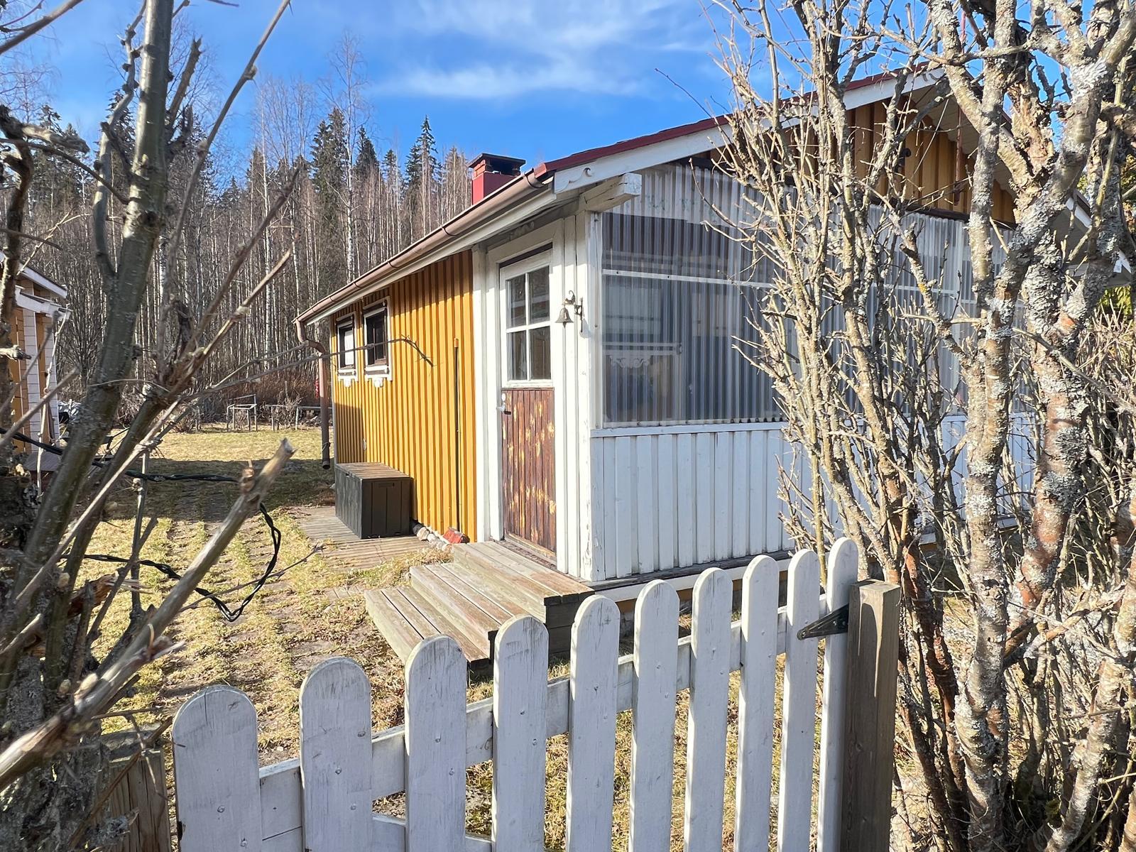 portin takana oma mökki