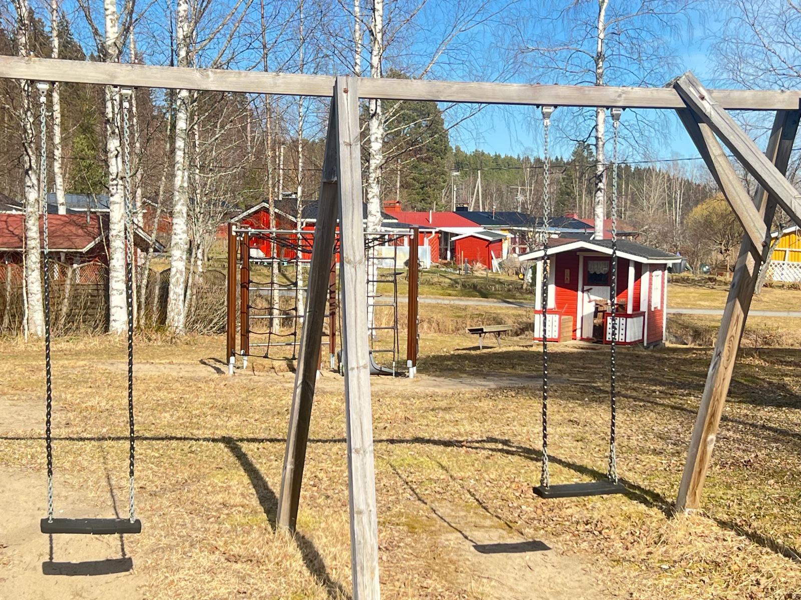 alueella leikkipuisto