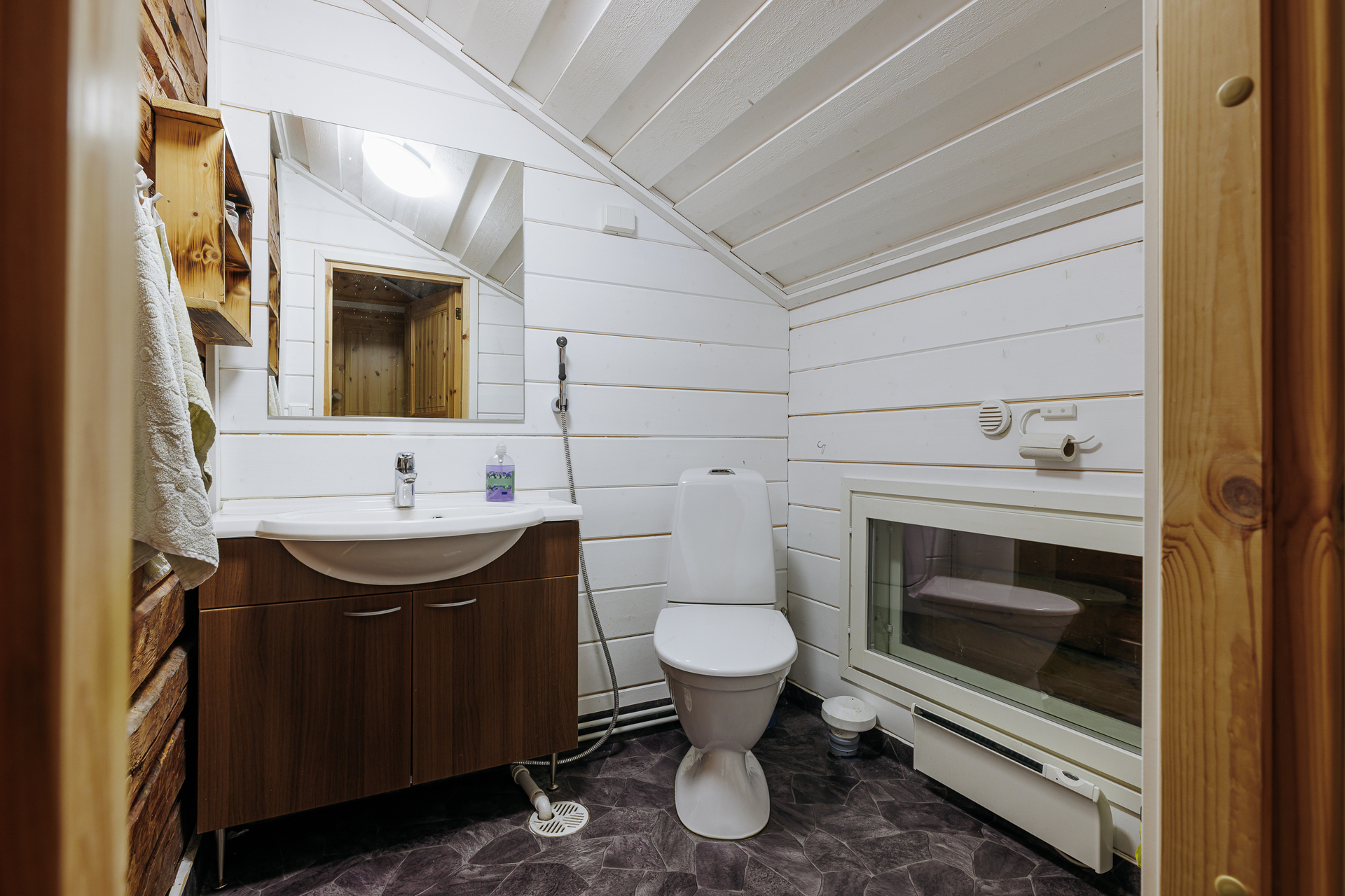 Yläkerran 1. wc