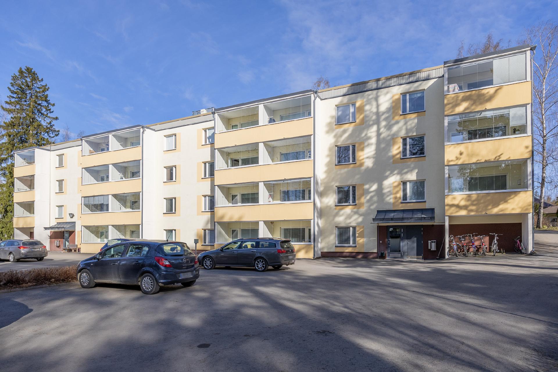 Taloyhtiön takapiha