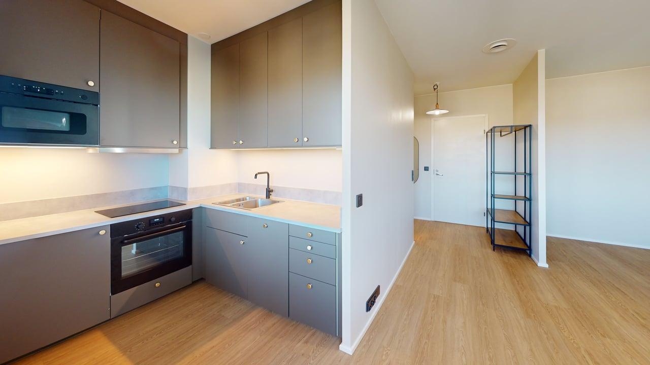 Keittokomerossa hyvät tasot, kaapit ja koneet