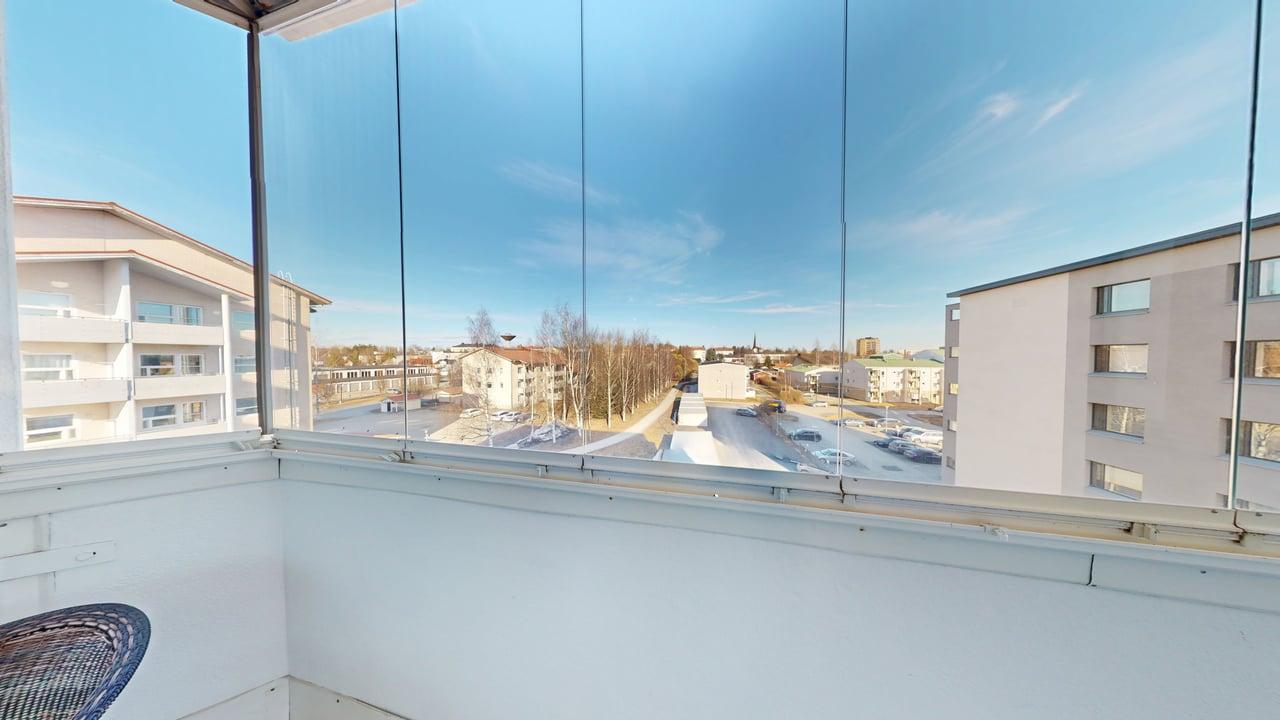 Tilava parveke lasitettu