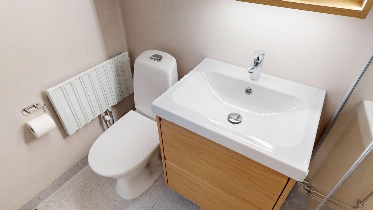 Uusitut kalusteet vessassa