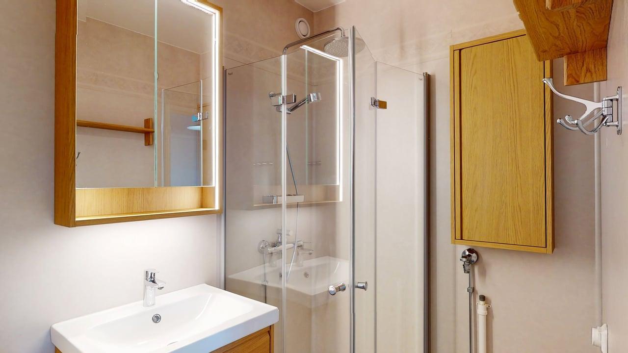 Pesuhuoneessa suihkuseinät