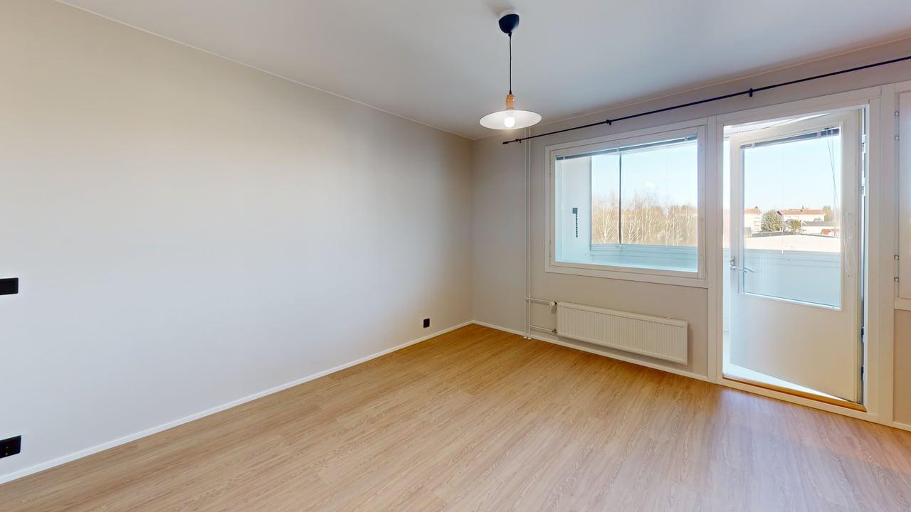 Isolle lasitetulle parvekkeelle kulku olohuoneesta