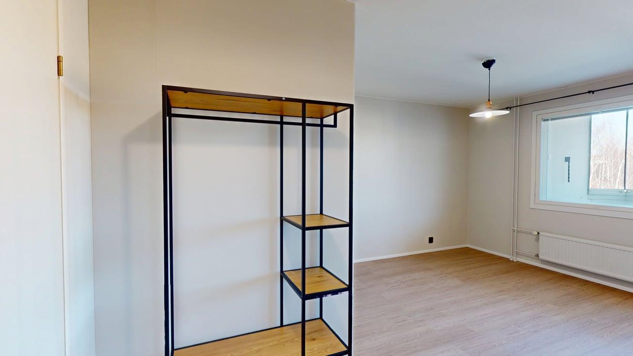 Eteisen vaatekaluste