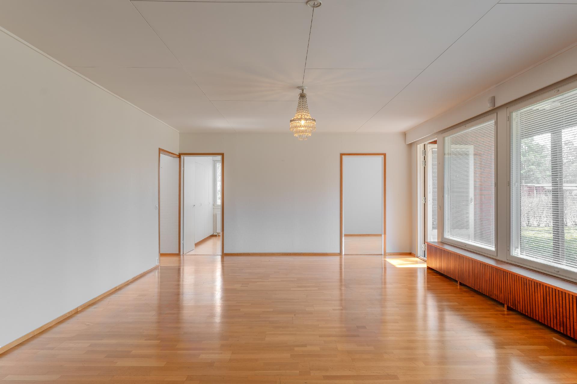 Olohuone on tilava ja sen voi sisustaa monella tavalla