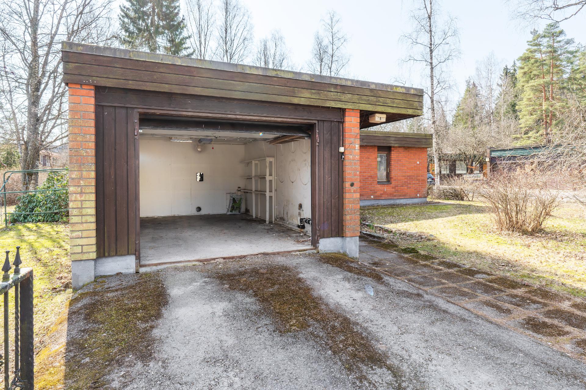 Autotalli helpottaa arkea