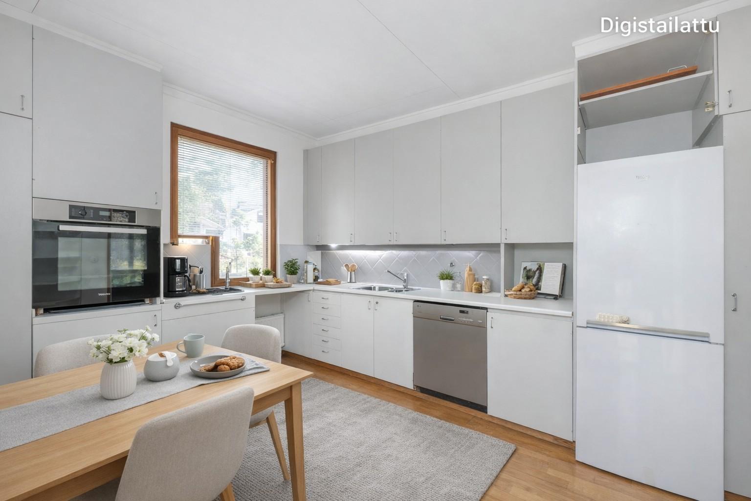 Tilavaan keittiöön mahtuu hyvin ruokapöytä
