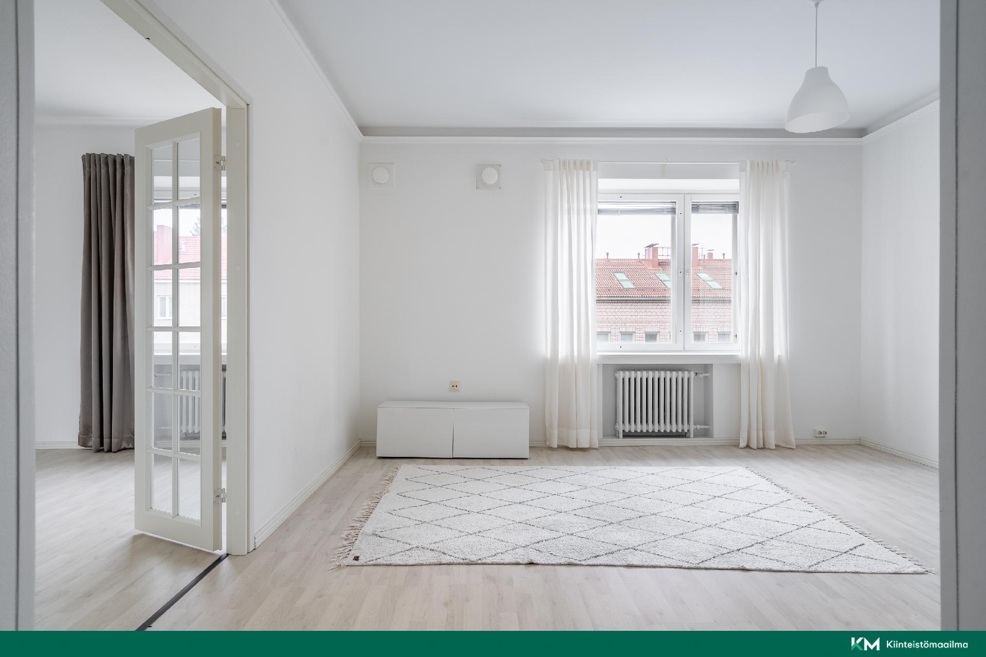 Olohuoneesta on lasipariovet makuuhuoneeseen - Till sovrummet finns en glaspardörr