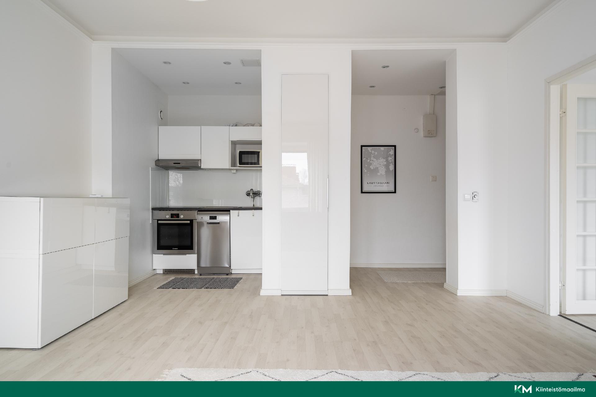 Olohuoneen yhteydessä on erillään pieni keittiö - Det lilla köket finns i samband med vardagsrummet 