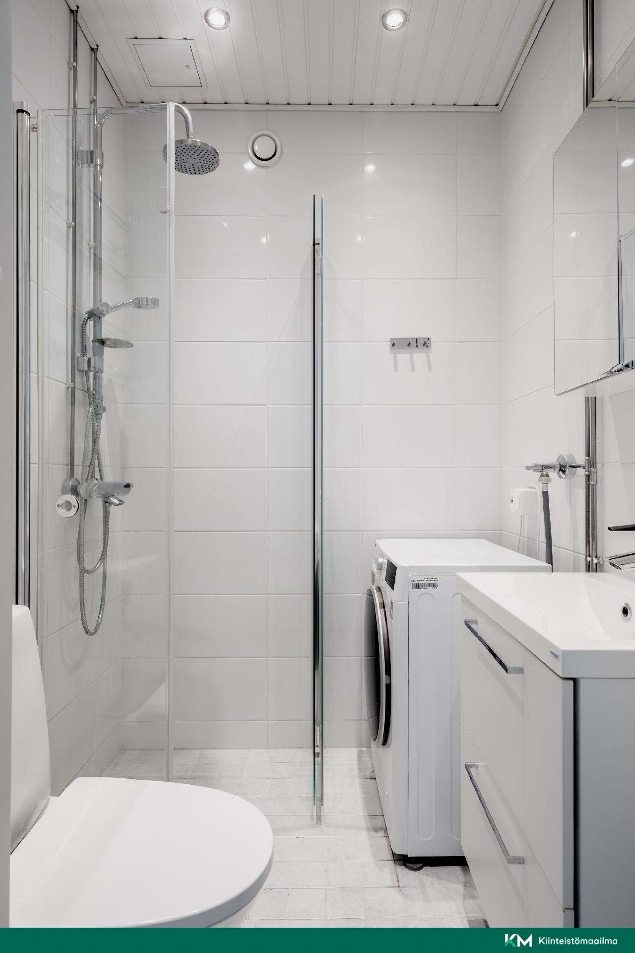 Vaalea, siisti kylpyhuone - Det vita badrummet är i gott skick