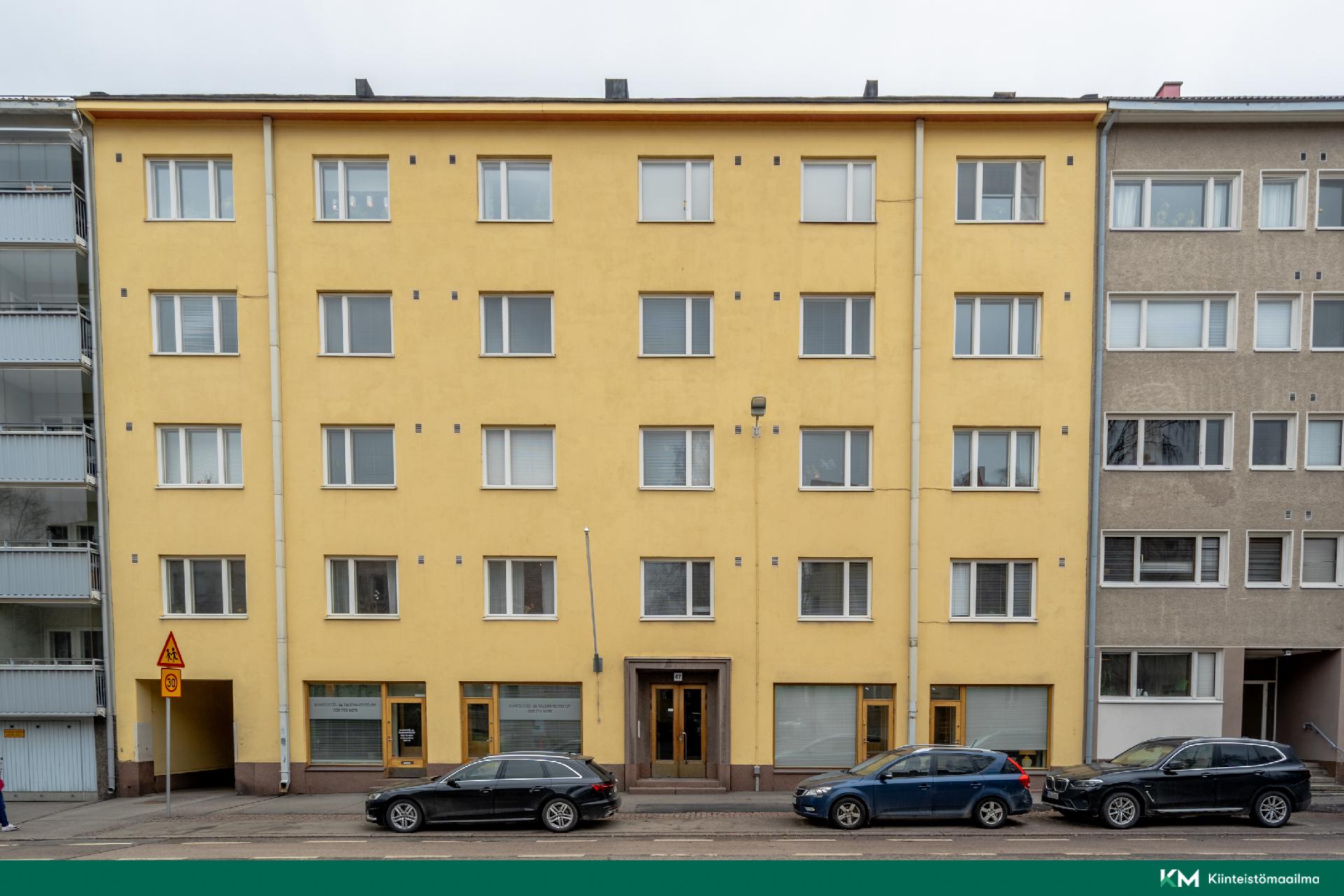 Julkisivu Lauttasaarentielle - Fasad mot Drumsövägen