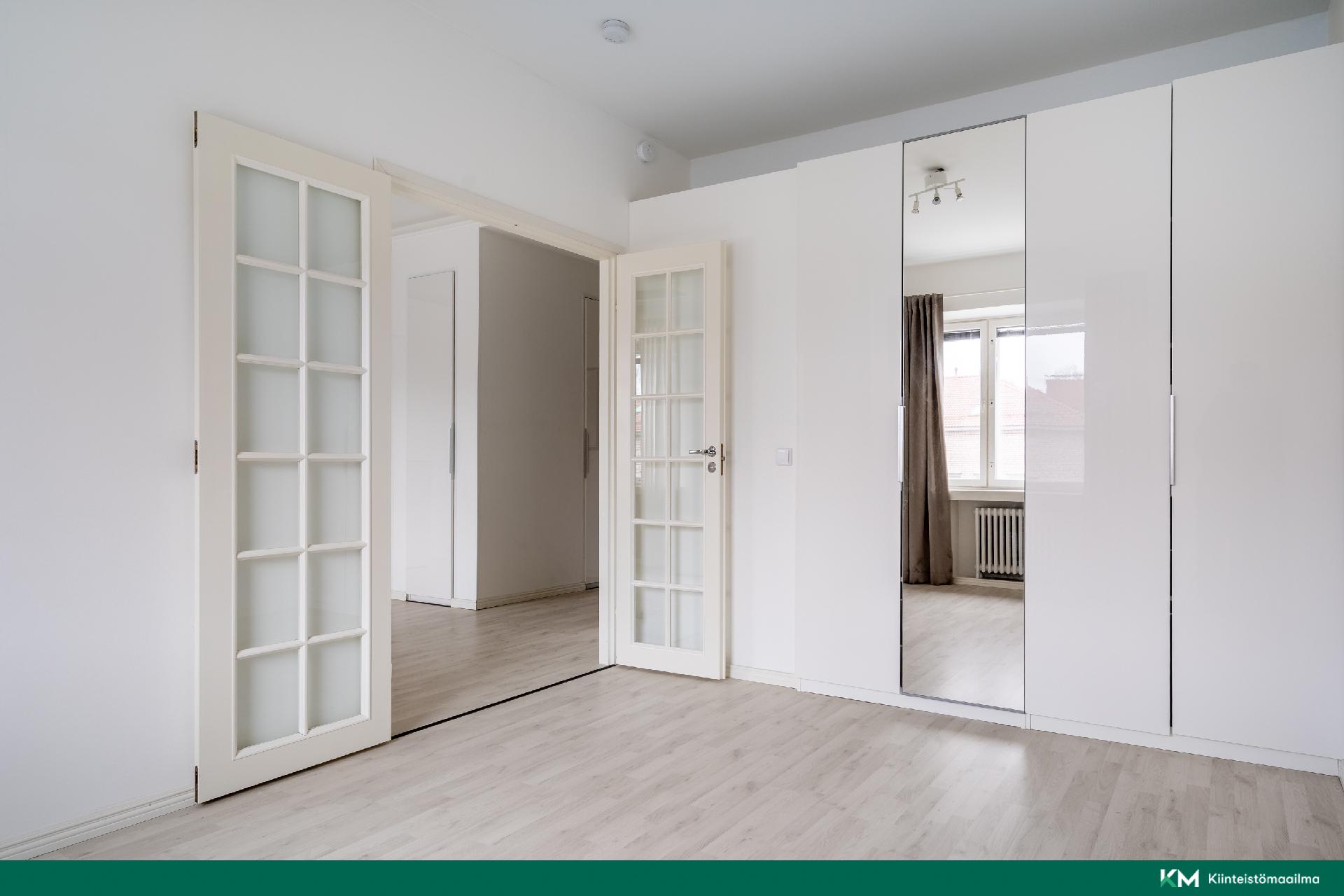 Makuuhuoneessa on hyvät kaapistotilat - Det finns gott om skåp i sovrummet