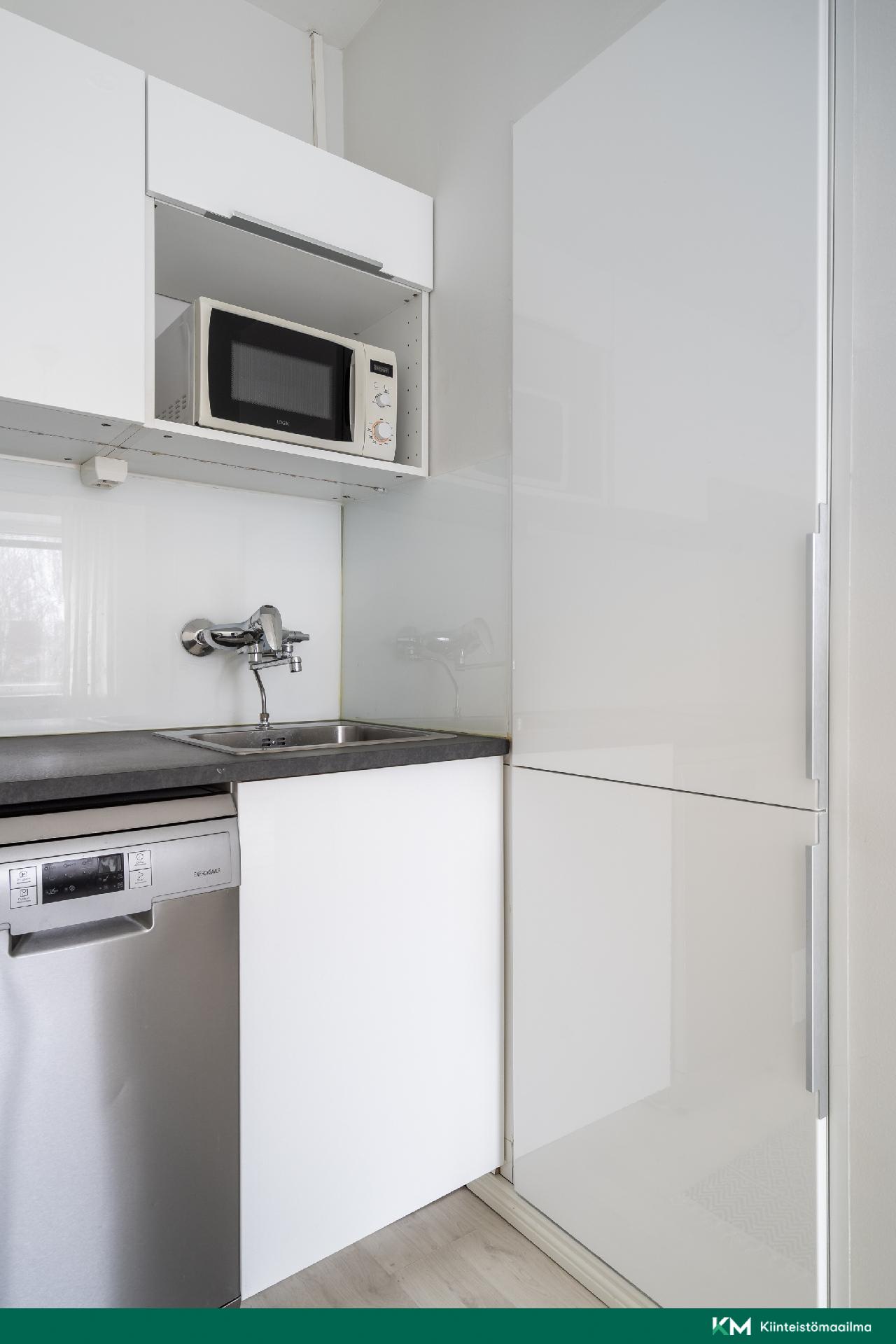 Jääkaappi/pakastin on integroitu - Kyl-/frys är integrerat. 