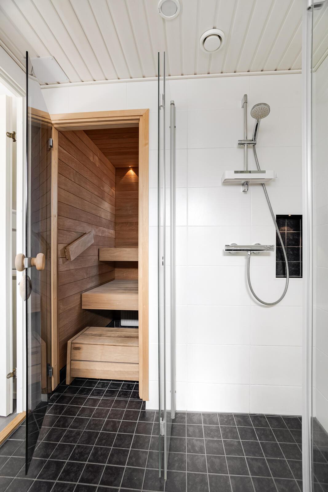 Sauna- ja suihkutilat uusittu 2016
