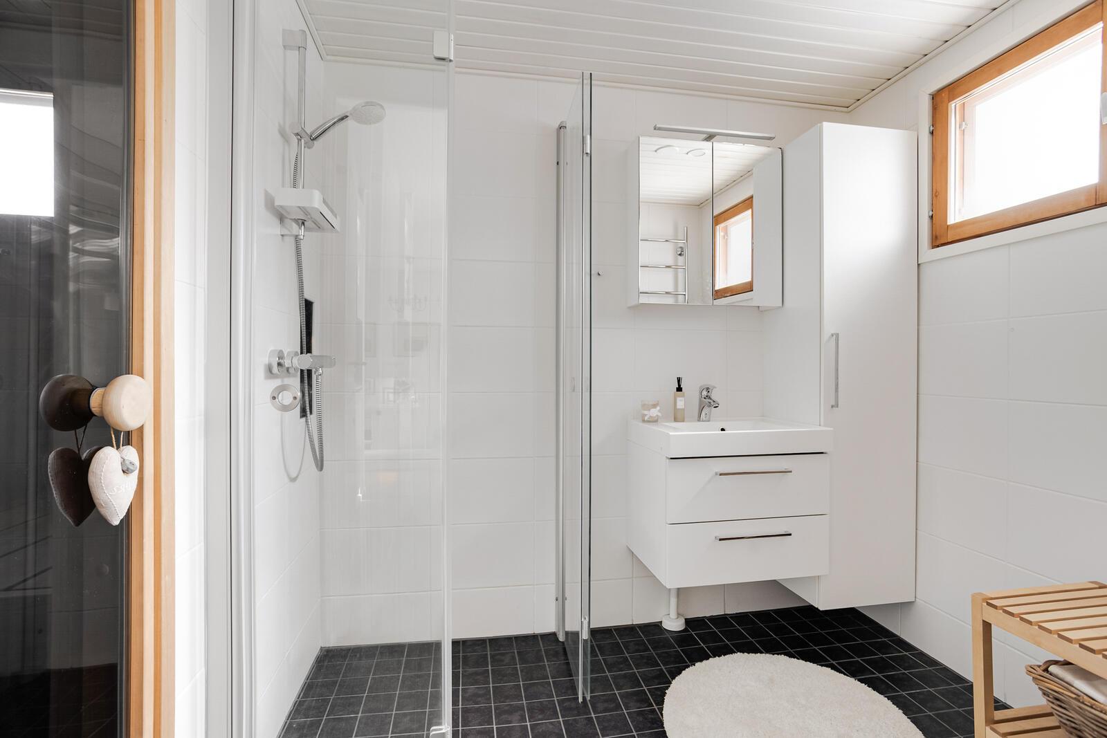 Sauna- ja suihkutilat uusittu 2016