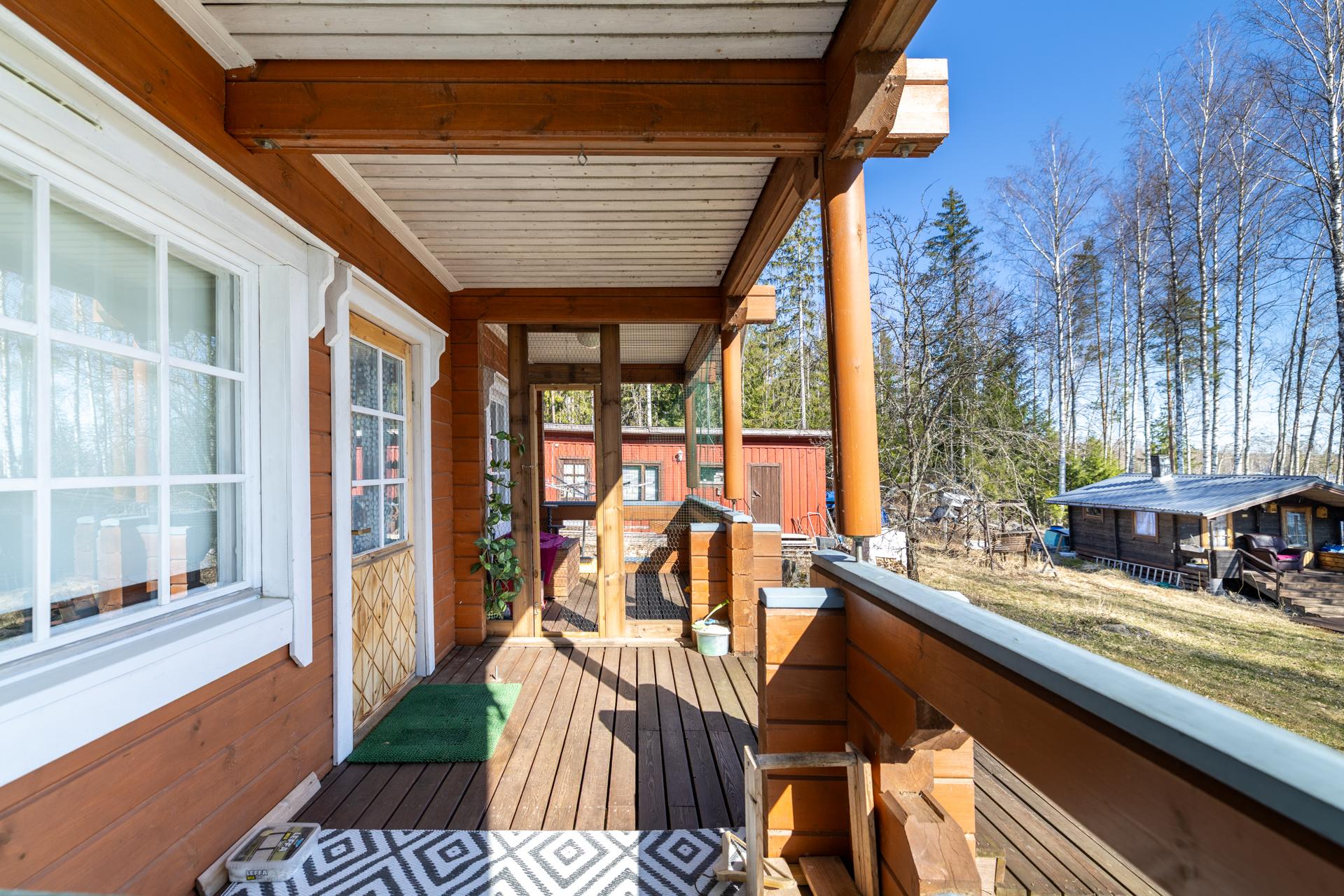 Kuisti järven suuntaan