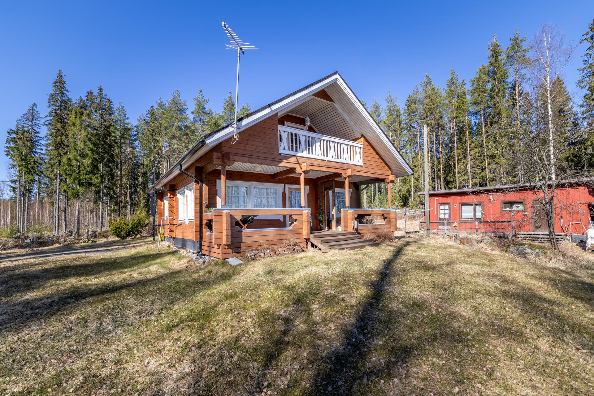 Päärakennus ja taustalla ulkovarasto