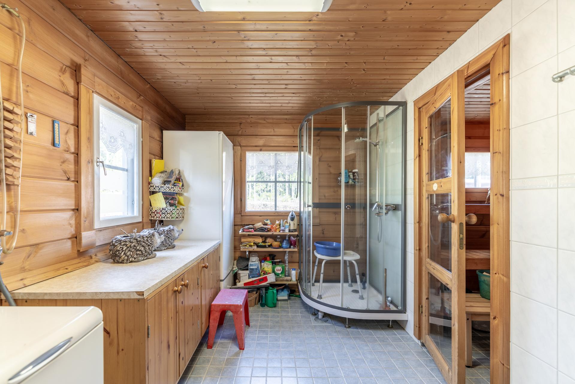 Kylpyhuone ja saunaosasto