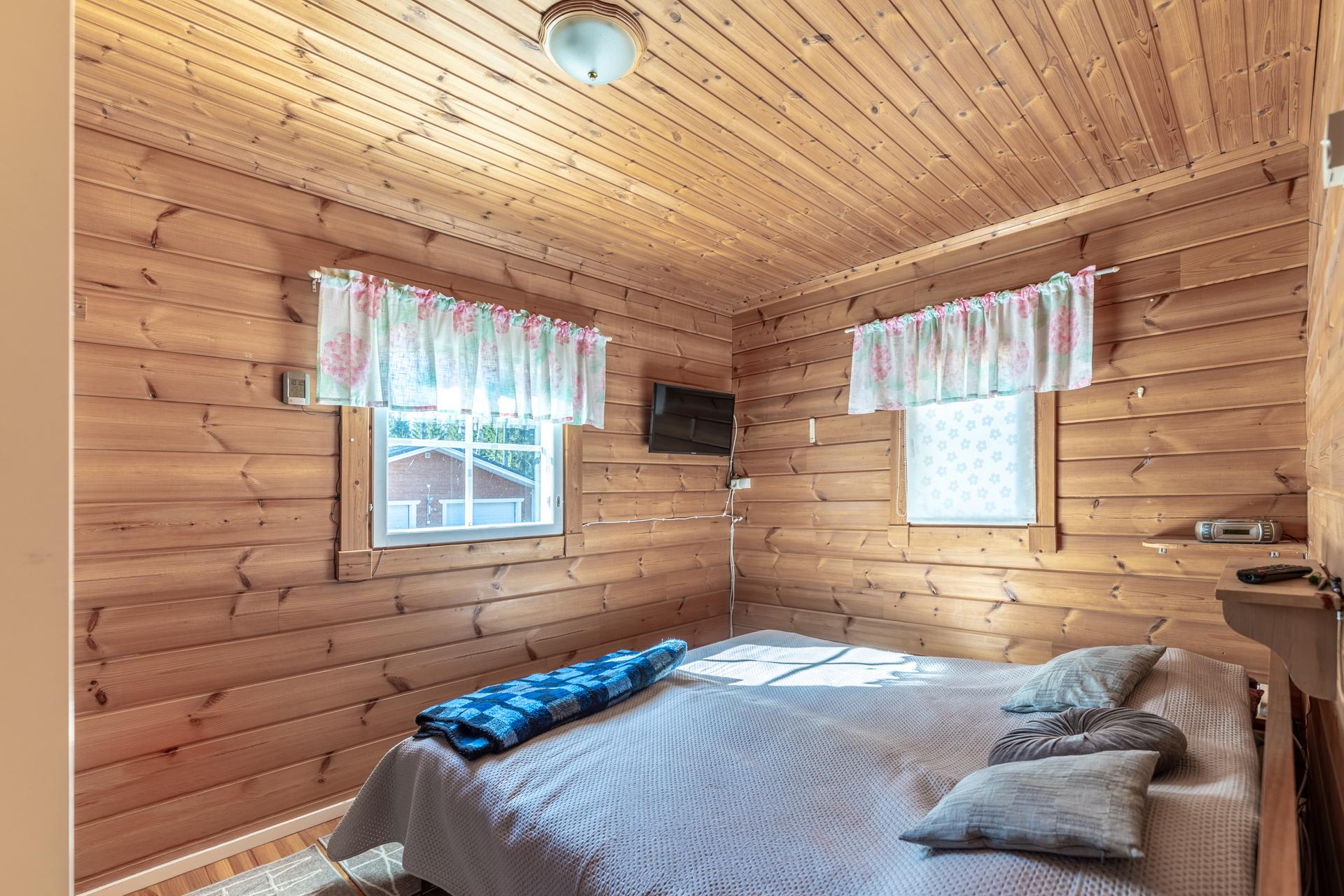 Alakerran makuuhuone