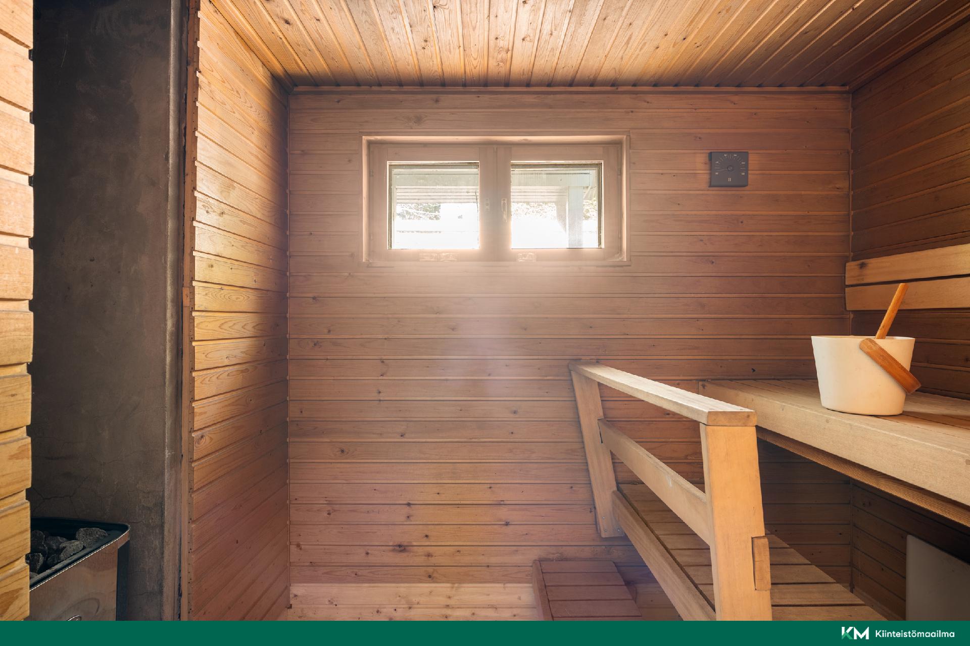 Puulämmitteinen sauna
