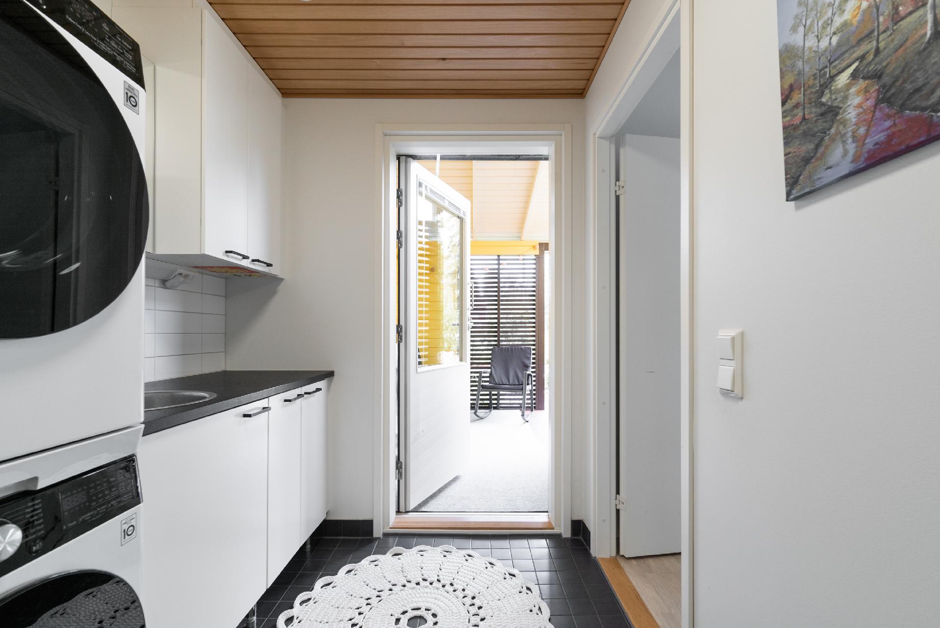 kodinhoitohuoneesta käynti terassille