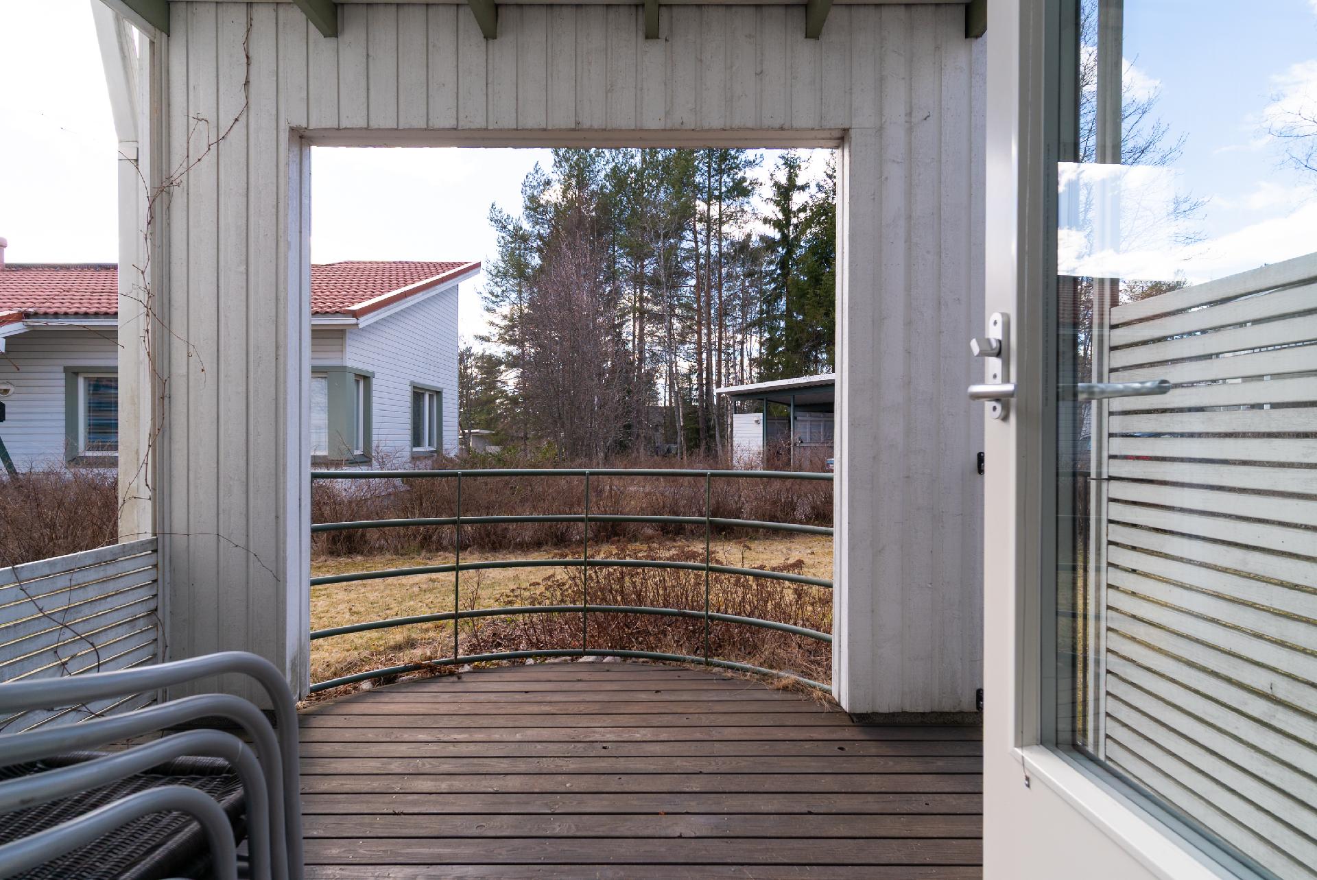 Alakerran pihaa ja terassi
