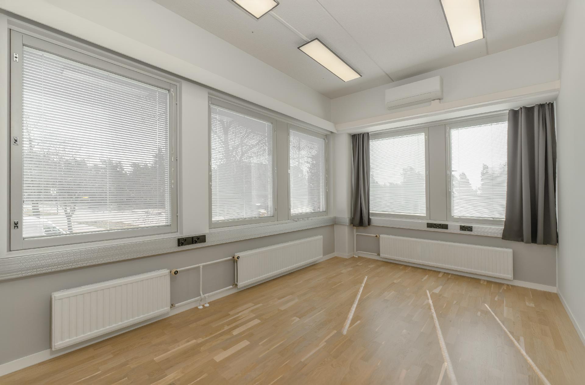 Kolme toimistohuonetta