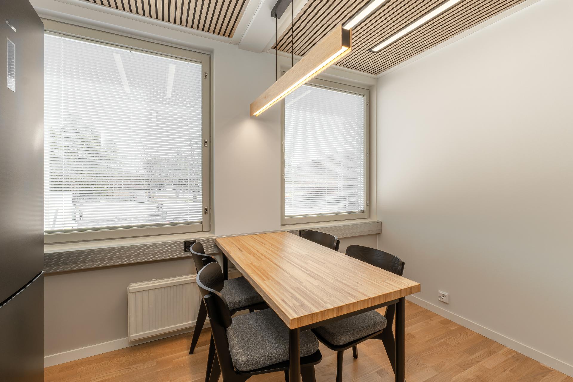 Jonne mahtuu myös hyvin pöytä