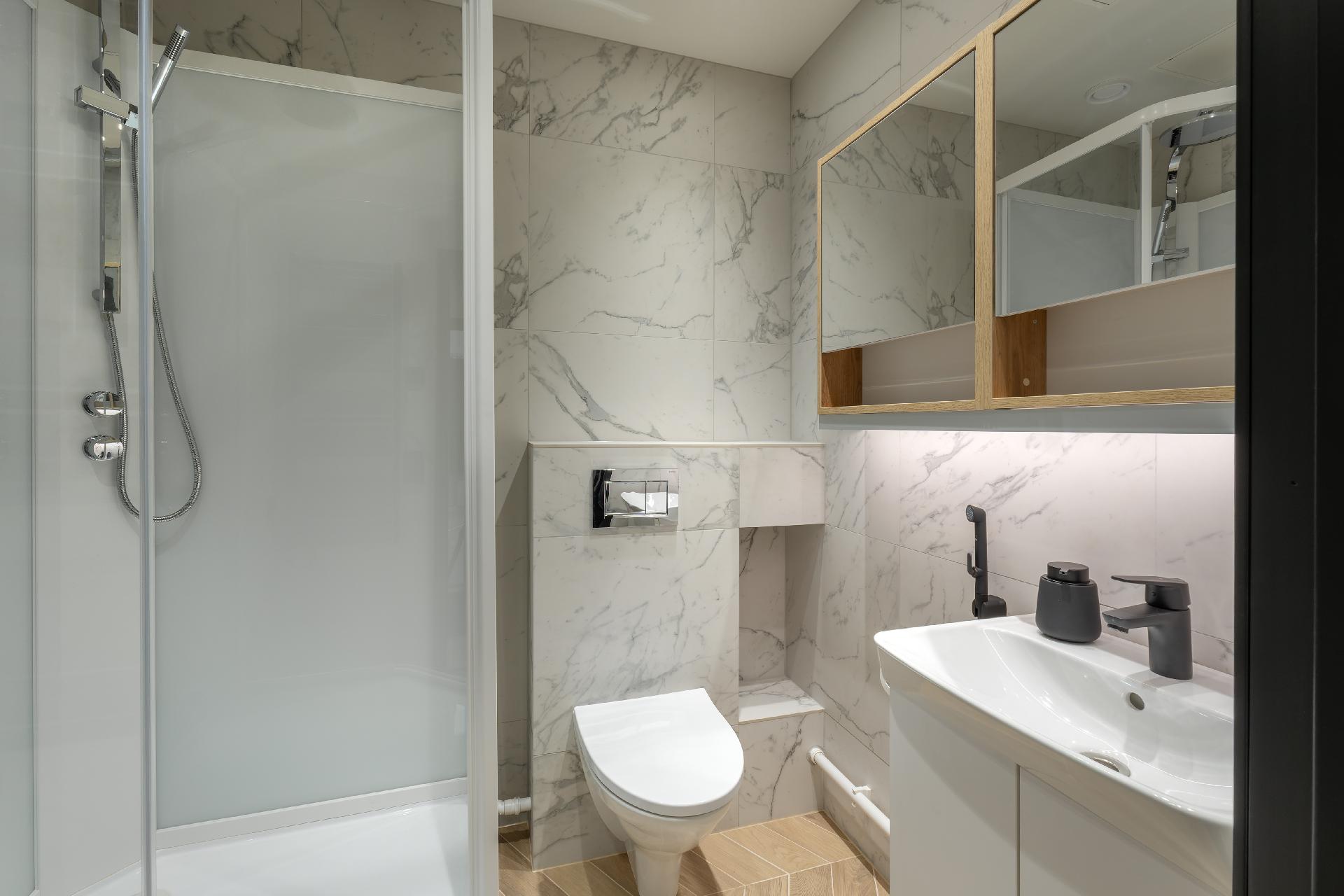 Tyylikäs wc, jossa on myös suihkukaappi