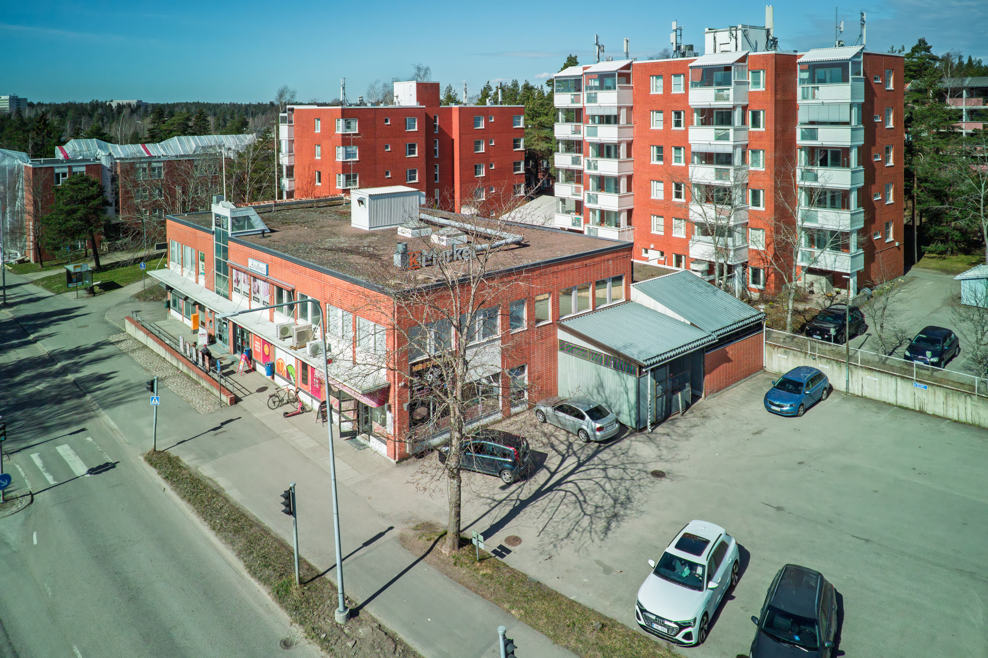 Liikenneyhteydet ovat hyvät ja pysäköintitilaa löytyy
