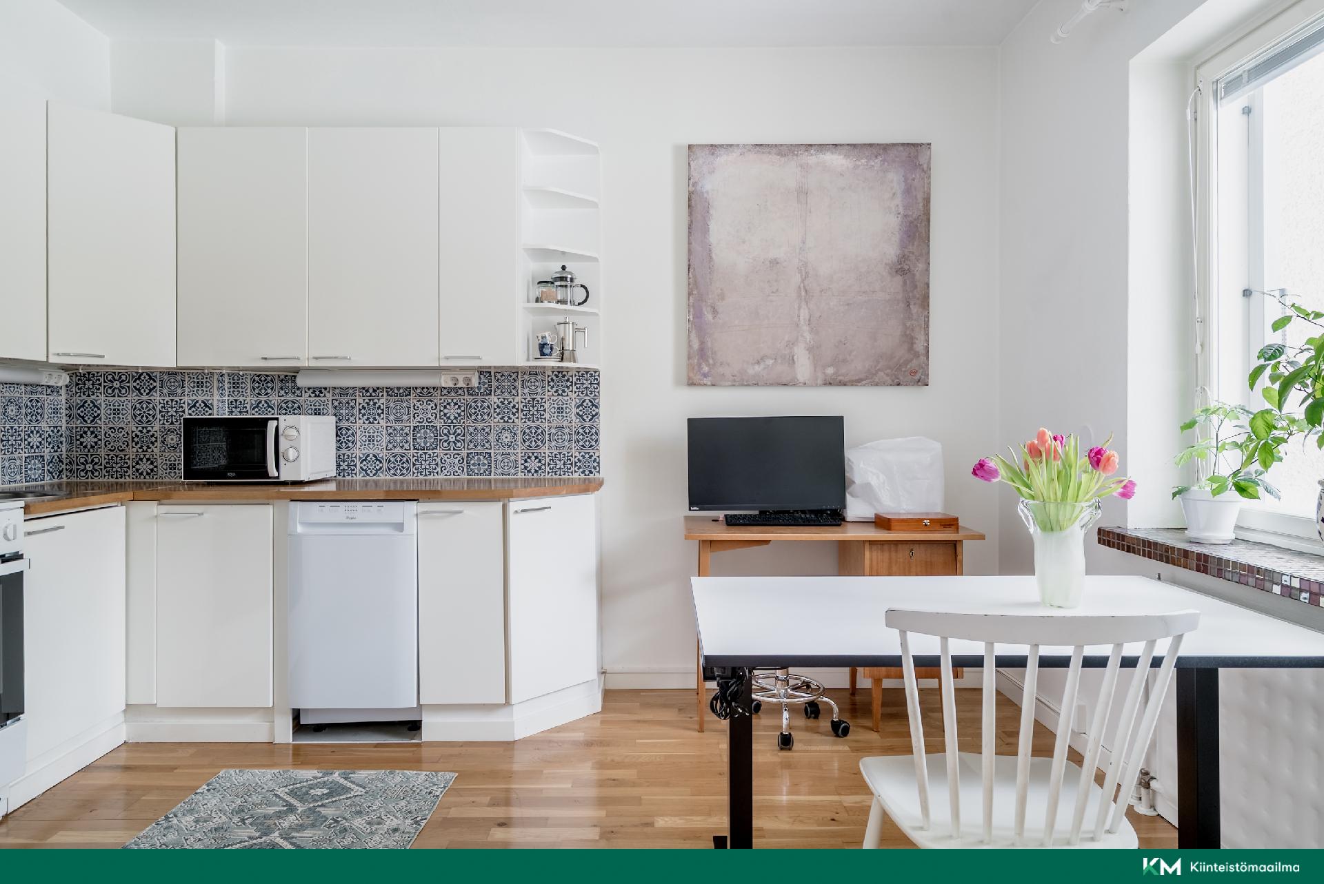 Erillinen tilava keittiö