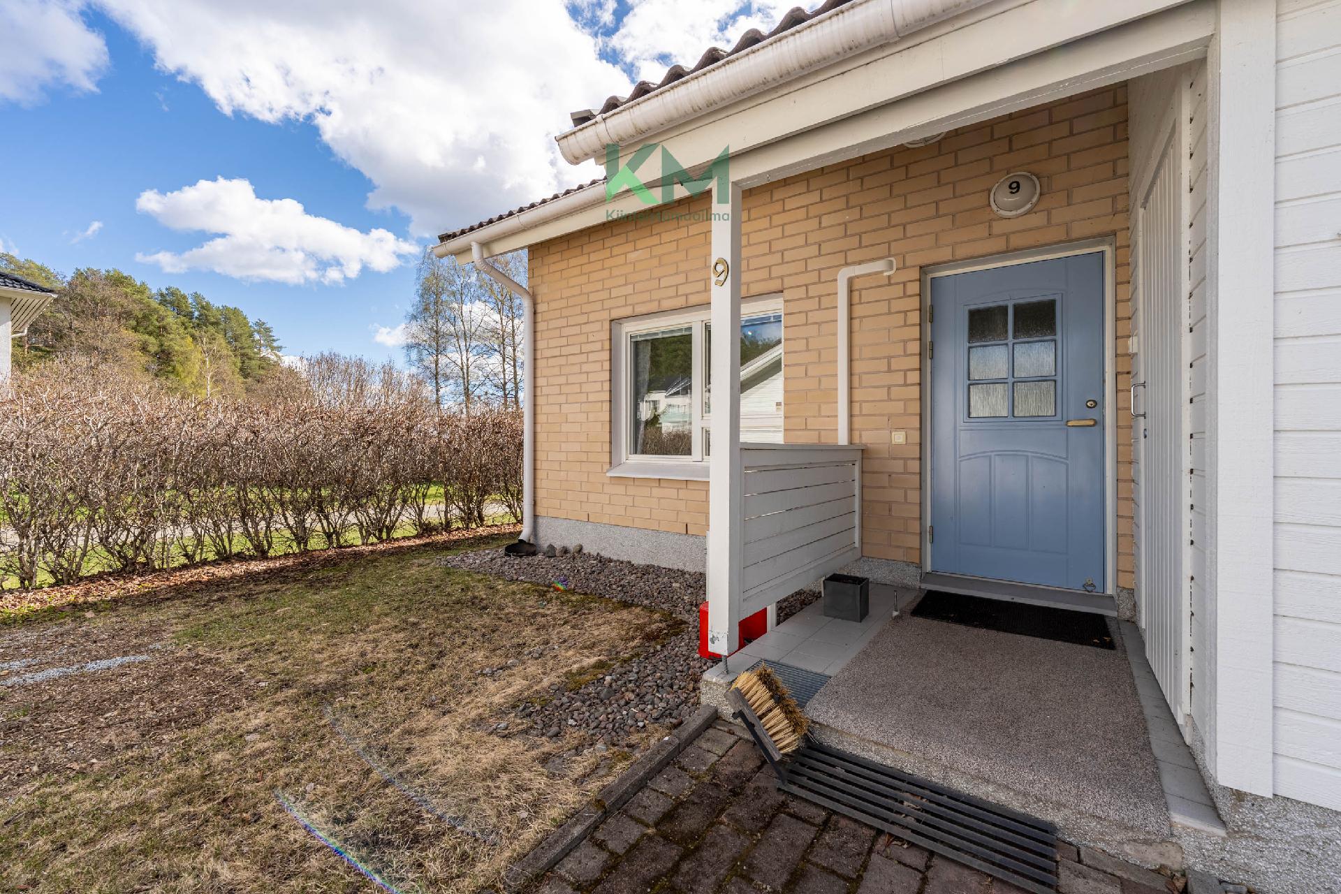 Sisäänkäynnin yhteydessä varasto