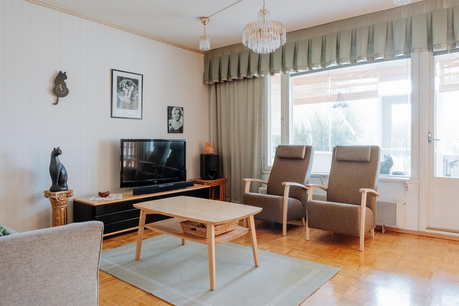 Olohuone, josta käynti omalle pihalle