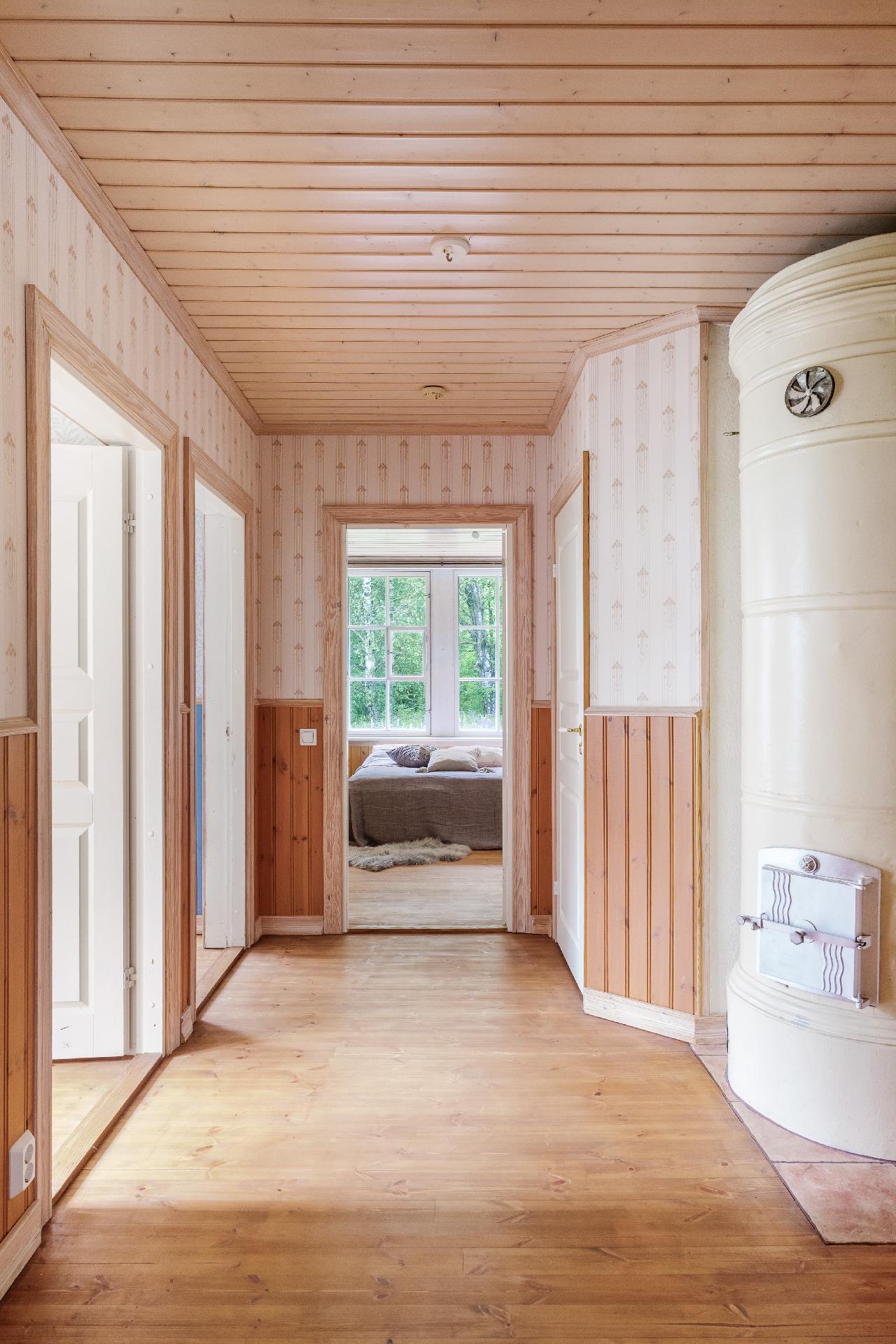 Hallissa tunnelmallinen pönttöuuni